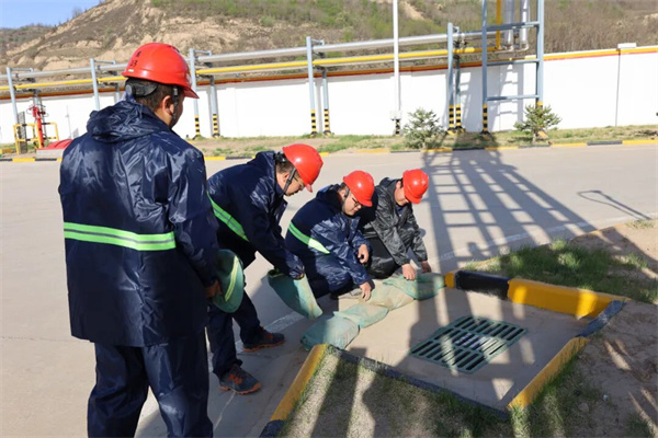 延安恒峰g22公司杨家园则运营维建部全员行动，打响了防汛备汛攻坚战.jpg
